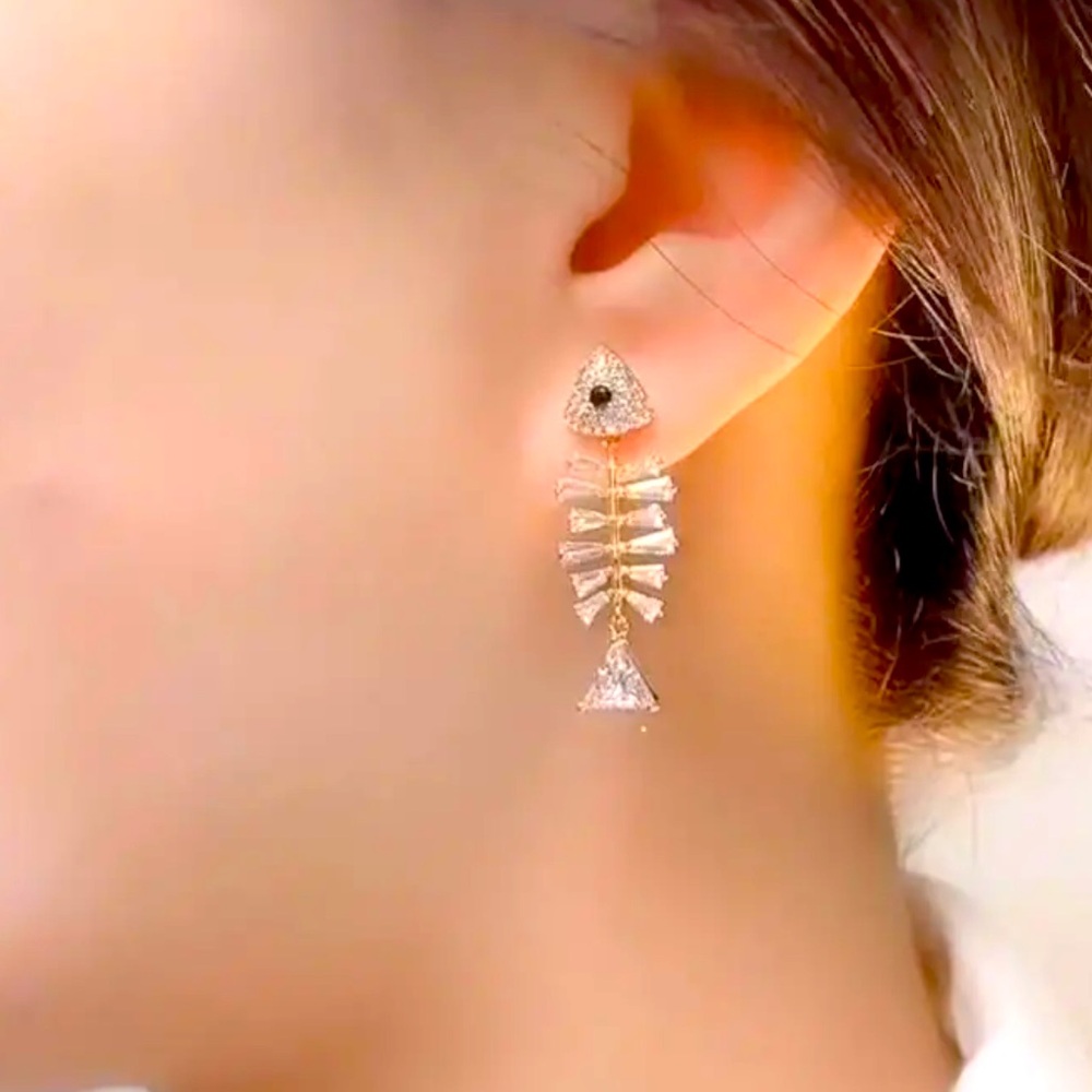 Fish bone gold tone Chrystal dangle earrings NWT